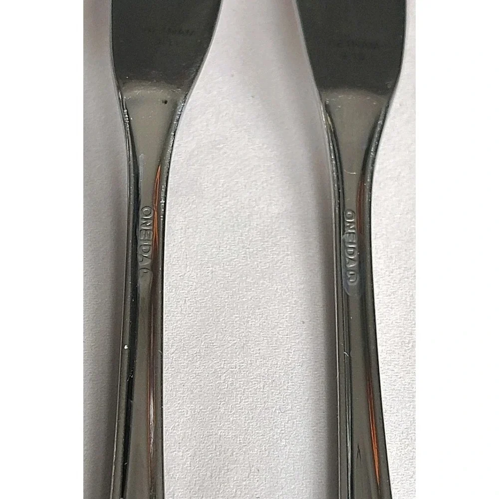 Oneida Sand Dune Satin Stainless Serving Butter Knife 2 Knives Vietnam 9-11 9-10